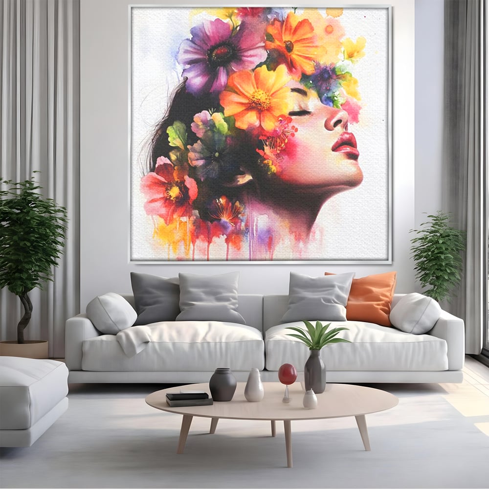 Tablou canvas cu pictura profil femeie cu flori, in rama de aluminiu argintiu, pe perete intr-un living